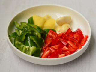 4、啤酒鸭,姜切片，蒜剥去外皮，红、青椒切小块