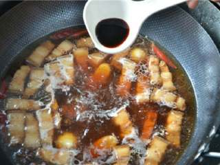 9、红烧肉,加入生抽酱油，老抽酱油主要用于调色，生抽酱油主要用于调味。