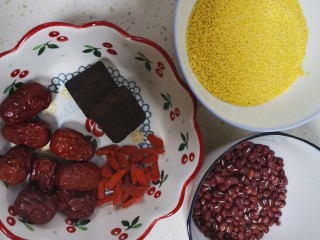 1、红豆小米粥,准备食材备用