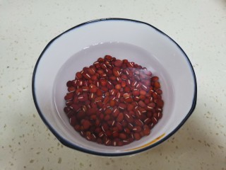 2、红豆小米粥,红豆洗干净晚上浸泡一夜