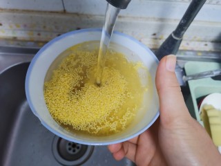 3、红豆小米粥,早上起来可以煮粥了，小米清洗干净