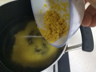 4、红豆小米粥,锅中加入适量的清水，加入淘洗好的小米