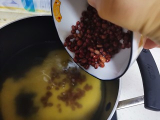 5、红豆小米粥,加入泡好的红豆