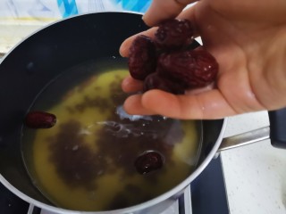 6、红豆小米粥,加入洗干净的红枣，盖好盖子，大火煮起来