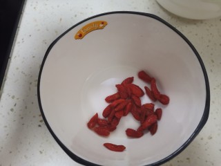 7、红豆小米粥,枸杞洗干净备用