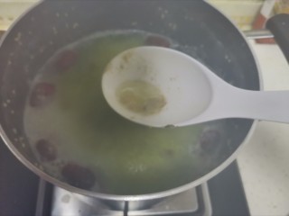 8、红豆小米粥,煮的时候，有浮沫飘起，用勺子撇出来了