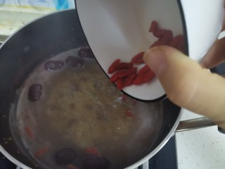 9、红豆小米粥,煮至粥浓稠，加入枸杞
