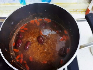 11、红豆小米粥,煮至红糖融化，搅拌均匀即可关火