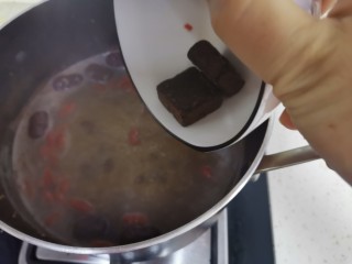 10、红豆小米粥,加入红糖继续煮10分钟