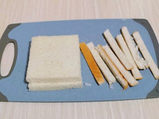 4、快手早餐～香蕉酸奶三明治,将2片吐司切去四边。(吐司片可以根据个人胃口增加)