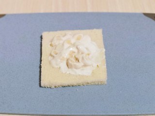 5、快手早餐～香蕉酸奶三明治,取一片吐司，放上拌好的香蕉酸奶。