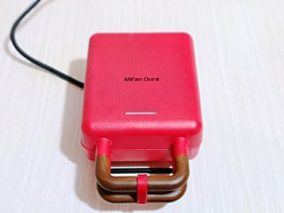 11、快手早餐～香蕉酸奶三明治,盖上机器盖子，3-4分钟即可断电。