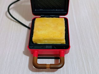 10、快手早餐～香蕉酸奶三明治,再放上裹满蛋液的吐司。