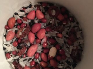 1、补血粥（懒人版）,把上述材料全部放在一起，洗净，用量差不多就行了不用那么精确
