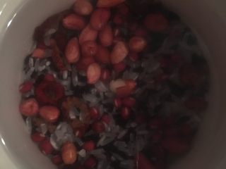 2、补血粥（懒人版）,然后放入适量的水，我用的这是一个人的量，用的一个小盅