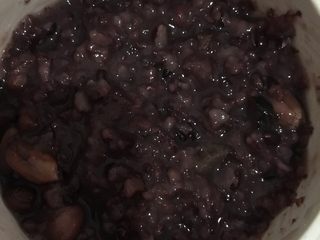 4、补血粥（懒人版）,成品是这样的，光线不太好拍的有点暗，可以根据个人口味加入适量的糖或别的什么，我个人喜欢什么都不放
