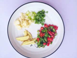 5、红烧冬瓜,姜切片，葱切末，蒜切碎，辣椒切圈。