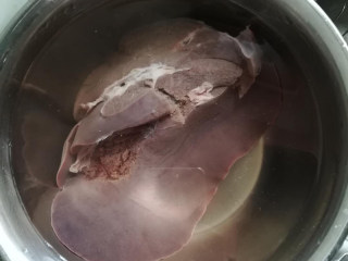 1、番茄菠菜猪肝粥,冷水中放入少量的盐，猪肝放入冷水中浸泡半小时，泡出血水后，再用凉水冲洗几遍。