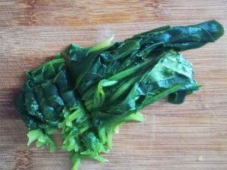 3、番茄菠菜猪肝粥,整棵菠菜放入烫过西红柿的开水中，焯1分钟，去除草酸。切碎丁。