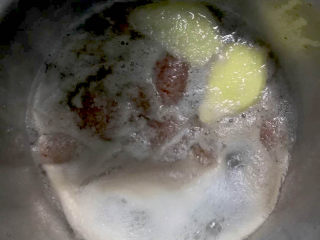 4、番茄菠菜猪肝粥,猪肝浸泡好后，切成小薄片，冷水入锅，放两片姜去腥。大火焯水，出来浮沫后，用筷子夹出猪肝，凉水冲洗几遍。