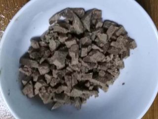5、番茄菠菜猪肝粥,焯水后的猪肝切成小丁。