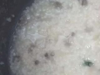 6、番茄菠菜猪肝粥,这时电饭煲的粥差不多好了，放入猪肝丁搅拌均匀。