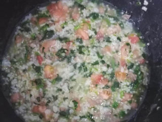 7、番茄菠菜猪肝粥, 五分钟后放入菠菜，西红柿搅拌均匀，西红柿和菠菜晚放，维生素c损失的少，这样补铁的效果才好。