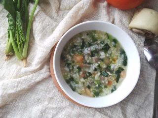 8、番茄菠菜猪肝粥,菠菜和西红柿熟后，盛出一碗给宝宝。剩下的加入香油、生抽、盐、胡椒粉，自己就可以吃喽