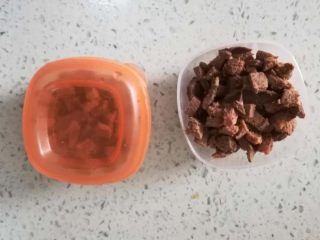 9、番茄菠菜猪肝粥,如果想更快手，可以一次多处理点猪肝，放入辅食盒中冷冻，一次拿一盒吃，一个礼拜吃完就可以了！冷冻的话，注意猪肝焯水就要焯熟。