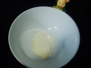 4、苦瓜发面饼,发面期间，我们先来弄油酥，取适量的面粉