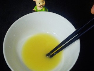 6、苦瓜发面饼,锅烧热，放入猪油，油热时倒入面粉中，边倒边搅