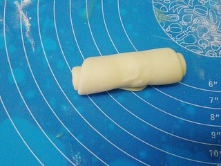 19、苦瓜发面饼,卷起来，两头向中间靠拢，压扁擀成中间厚周边薄的圆面皮