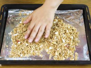 1、能量棒24m+,烤盘放入燕麦，上下火160度烤10分钟