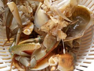 4、潮汕虾蟹排骨砂锅粥,然后刷洗干净，斩成两半，再对半切开.