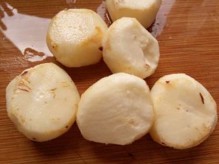 6、潮汕虾蟹排骨砂锅粥,马蹄削皮洗净.