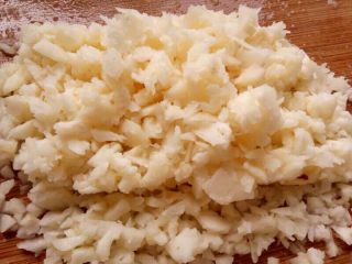 7、潮汕虾蟹排骨砂锅粥,在剁成碎粒.放进粥里，拌一下.