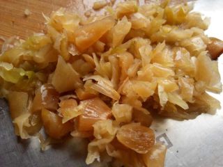 8、潮汕虾蟹排骨砂锅粥,冬菜泡洗干净后，切碎.