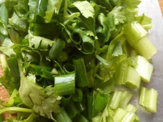 11、潮汕虾蟹排骨砂锅粥,葱和芹菜洗净切碎.