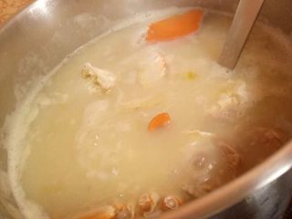 9、潮汕虾蟹排骨砂锅粥,加入粥里一起煮.