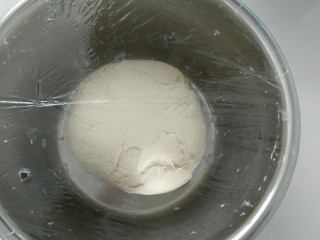 1、能飞到餐桌的白天鹅馒头夹,冬季酵母温水化开,加入面粉里,揉光滑,放到温暖处发酵。