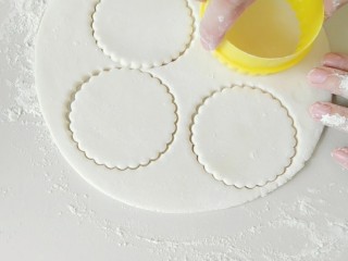 3、能飞到餐桌的白天鹅馒头夹,面团排气后,擀成大片状,然后用圆形模具,压出。(没模具的,碗口也可以用啊)