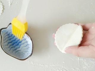 4、能飞到餐桌的白天鹅馒头夹,粘上一点食用油。