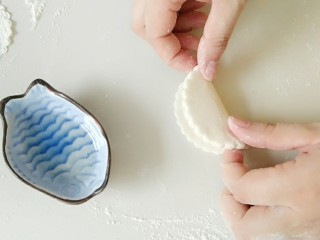 5、能飞到餐桌的白天鹅馒头夹,然后,如图,对折。