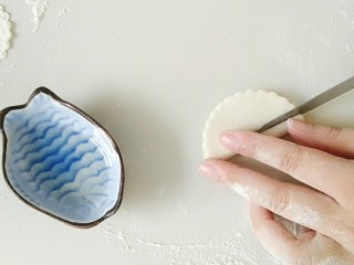 6、能飞到餐桌的白天鹅馒头夹,取出刀子,在如图,在二分之一处,切一个细长条。