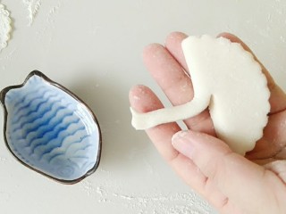 7、能飞到餐桌的白天鹅馒头夹,弯出,天鹅的脖子,并捏出嘴巴。