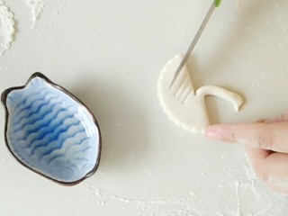 8、能飞到餐桌的白天鹅馒头夹,再用刀子,如图,划出天鹅的翅膀。