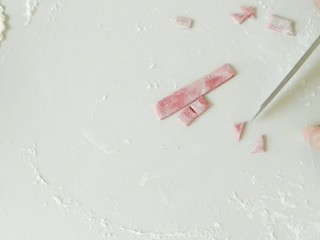 9、能飞到餐桌的白天鹅馒头夹,取丢丢白面团,加入适量红曲米粉,切出正方形,再切出三角形。