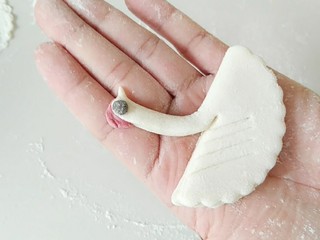 10、能飞到餐桌的白天鹅馒头夹,粘上眼睛,和天鹅的红冠。