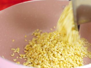 1、炎炎夏日的小清新—绿豆糕,去皮绿豆提前用水浸泡12小时（过夜），中途记得换水。或者放在冰箱浸泡。