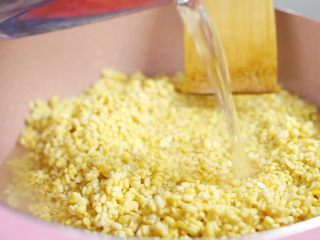 2、炎炎夏日的小清新—绿豆糕,取不沾锅，放入绿豆，加入水